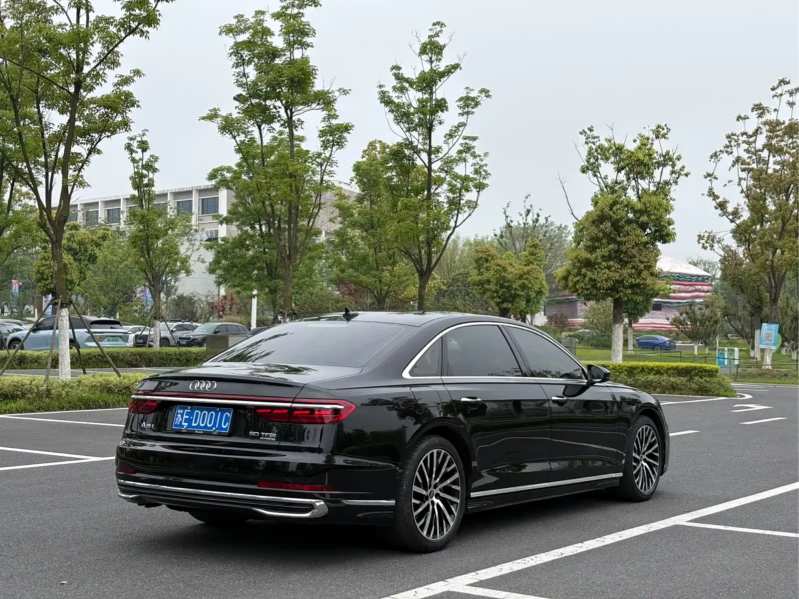 Audi A8 2023 A8L 50 TFSI quattro Exclusive — фото 4