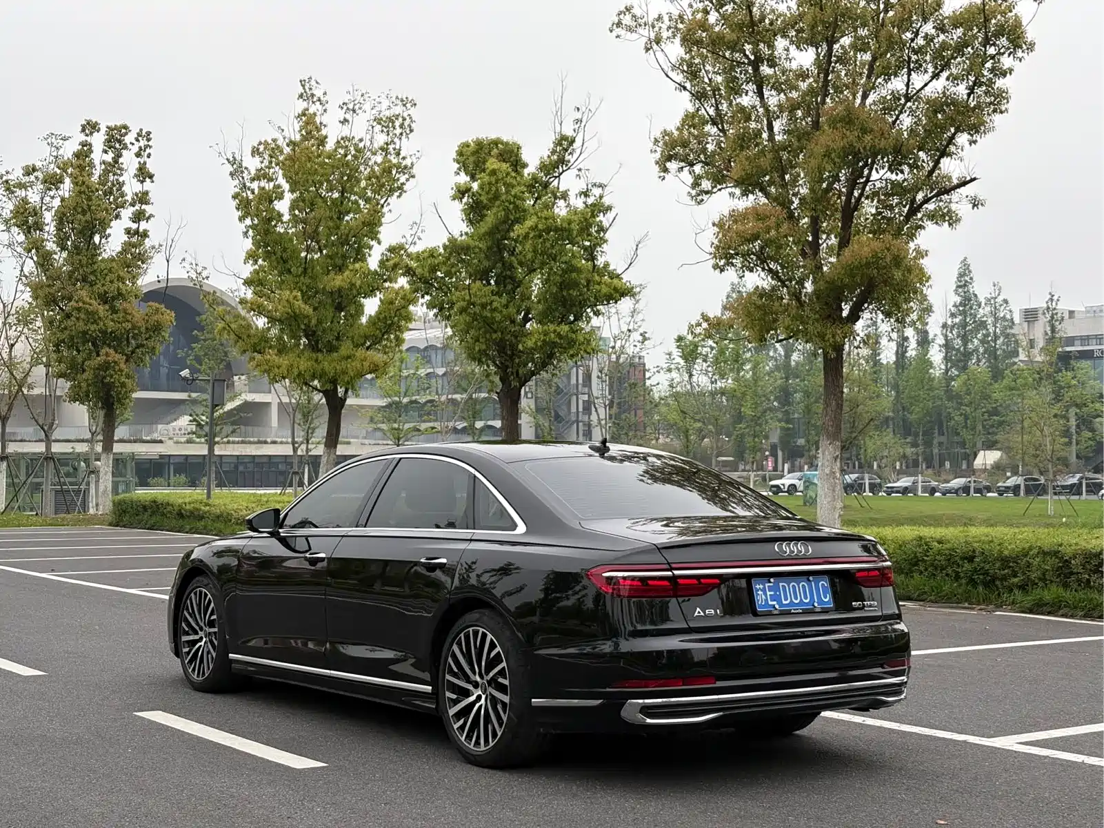 Audi A8 2023 A8L 50 TFSI quattro Exclusive — фото 6