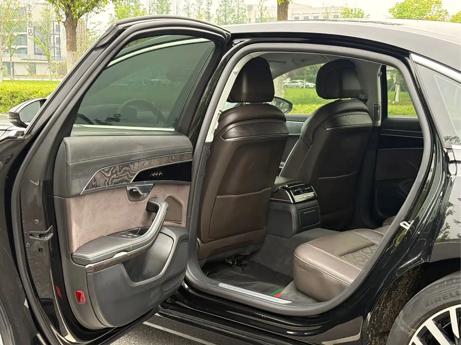 Audi A8 2023 A8L 50 TFSI quattro Exclusive — фото 8