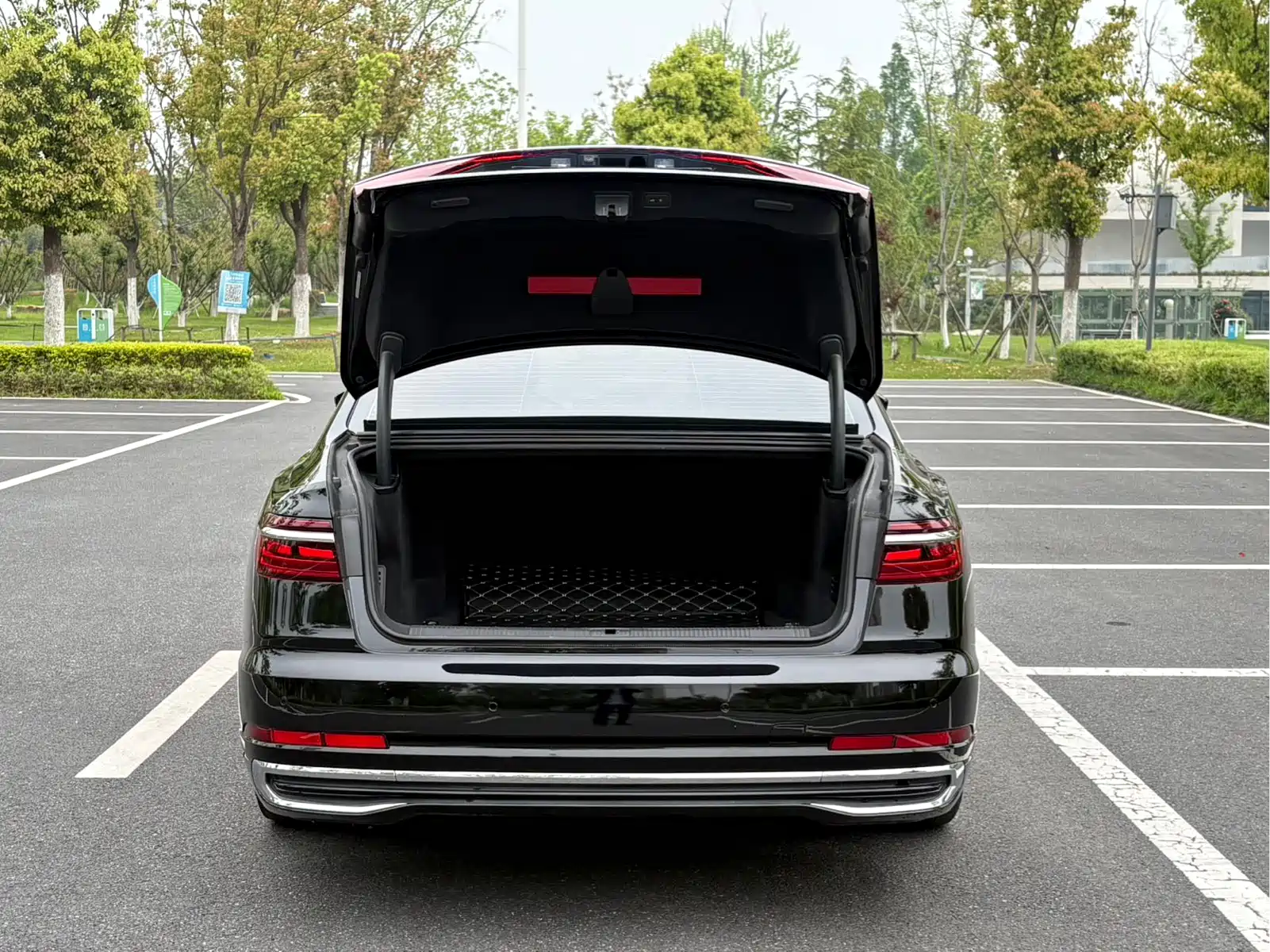 Audi A8 2023 A8L 50 TFSI quattro Exclusive — фото 11