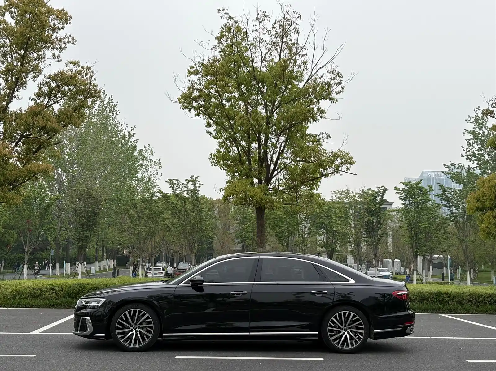 Audi A8 2023 A8L 50 TFSI quattro Exclusive — фото 12