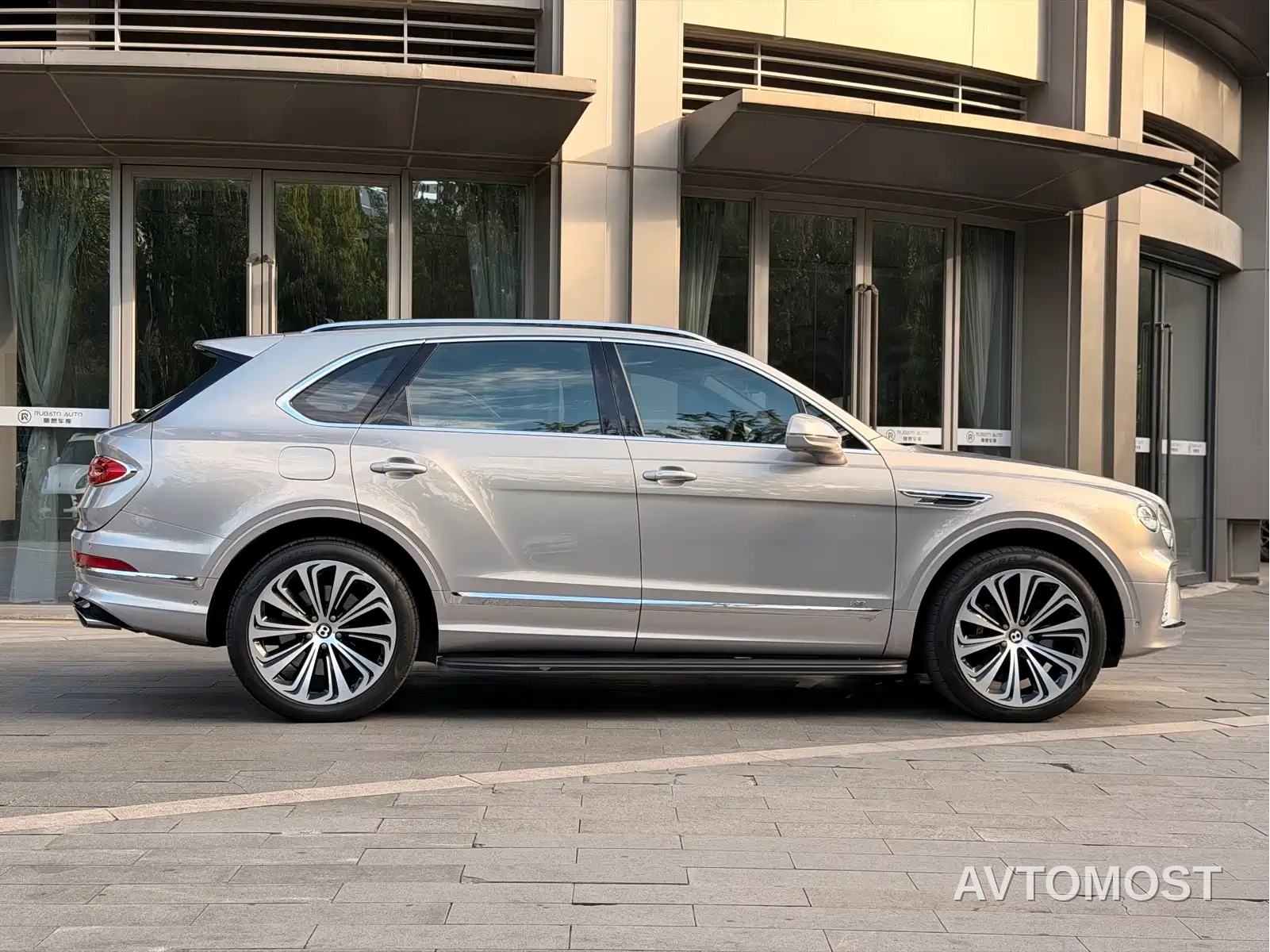 Bentley Bentayga 2021 4.0T V8 — фото 4