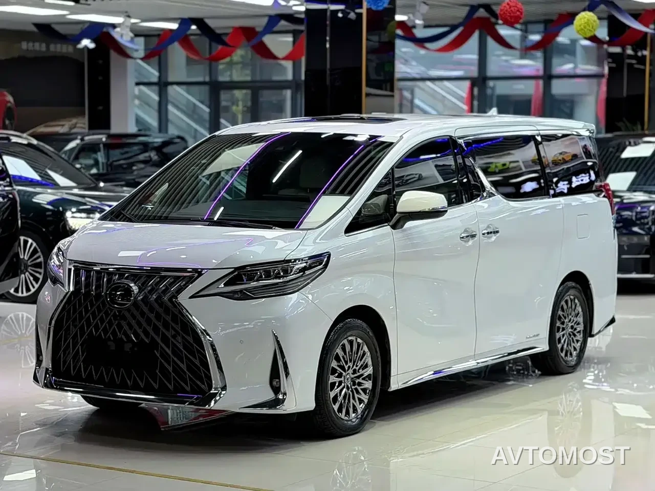 Lexus LM 2020 300h Seven-Seater Elegance Edition — фото 1
