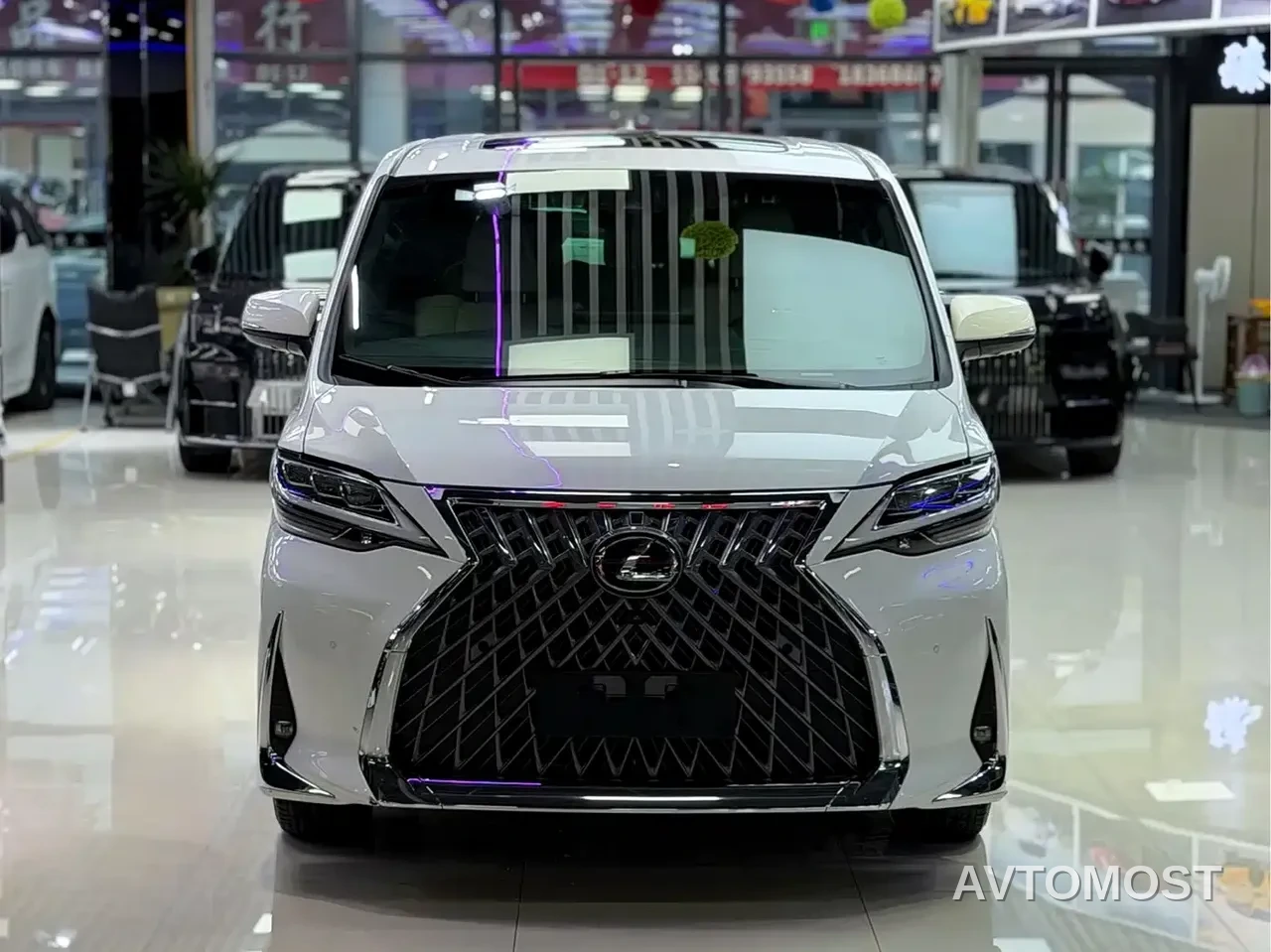Lexus LM 2020 300h Seven-Seater Elegance Edition — фото 2