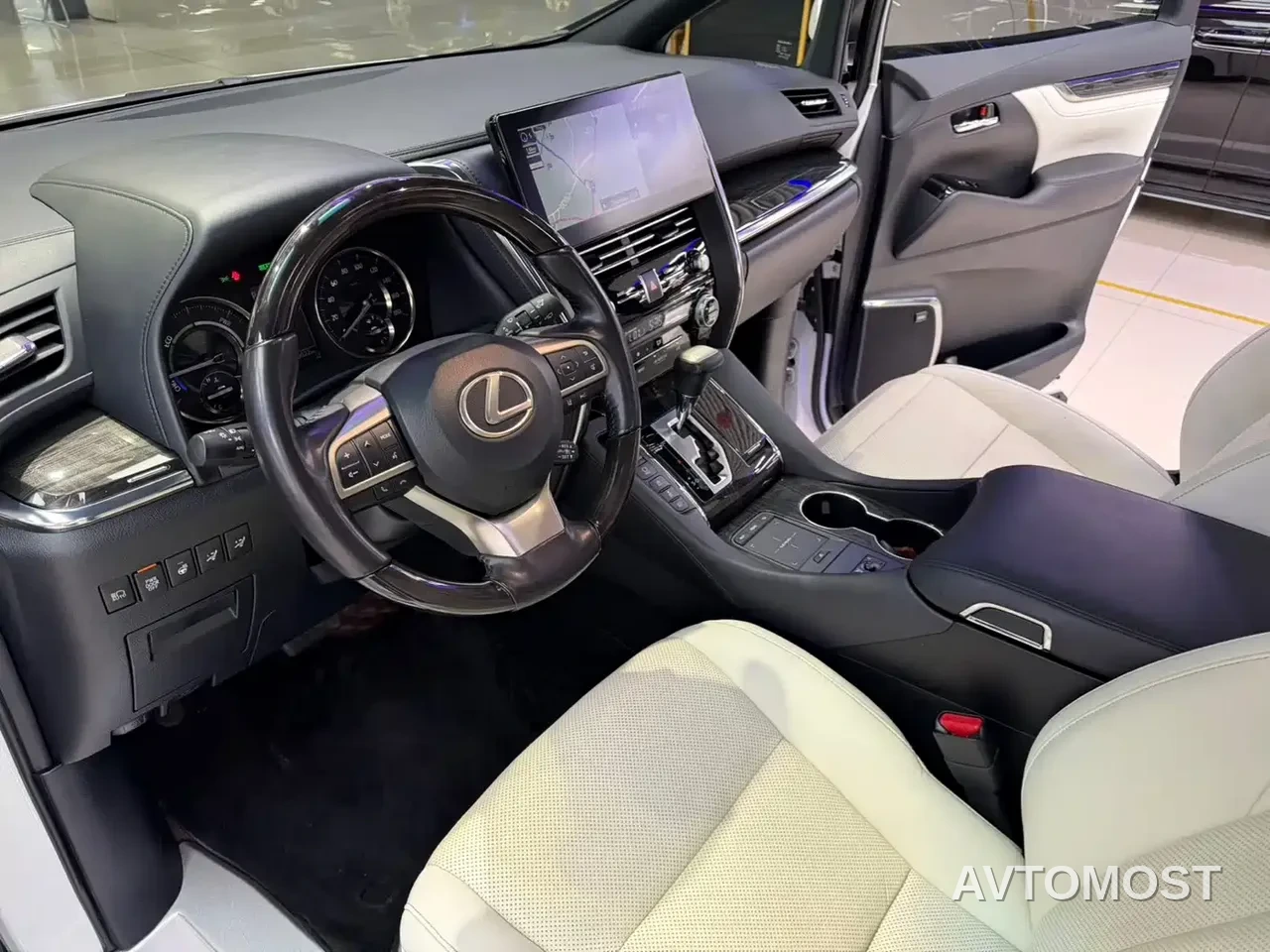 Lexus LM 2020 300h Seven-Seater Elegance Edition — фото 4