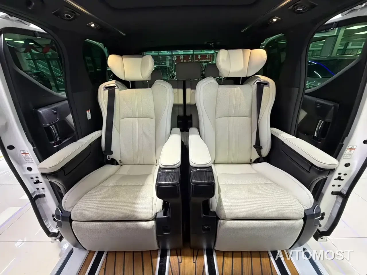 Lexus LM 2020 300h Seven-Seater Elegance Edition — фото 10