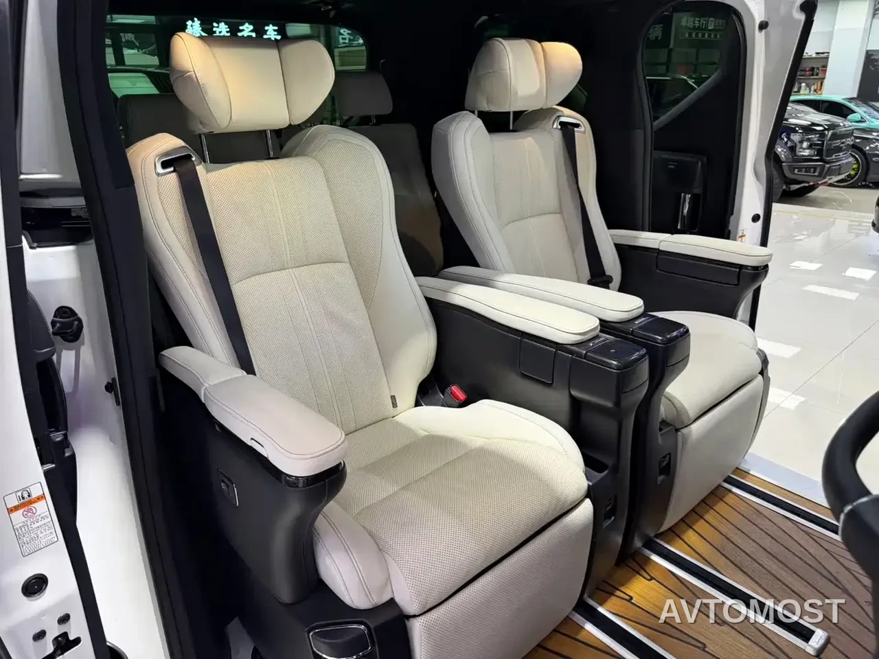 Lexus LM 2020 300h Seven-Seater Elegance Edition — фото 11