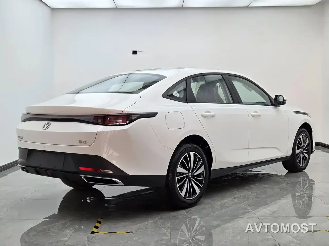 Changan Eado PHEV 2025 Smart New Blue Whale 145KM Battleship Edition — фото 5