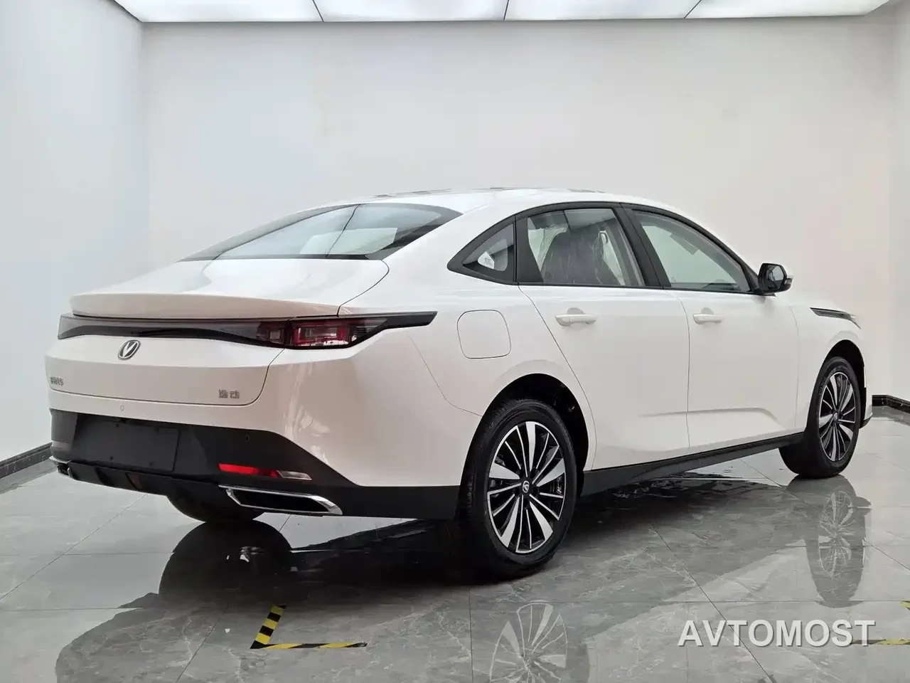 Changan Eado PHEV 2025 Smart New Blue Whale 145KM High-Performance Edition — фото 6
