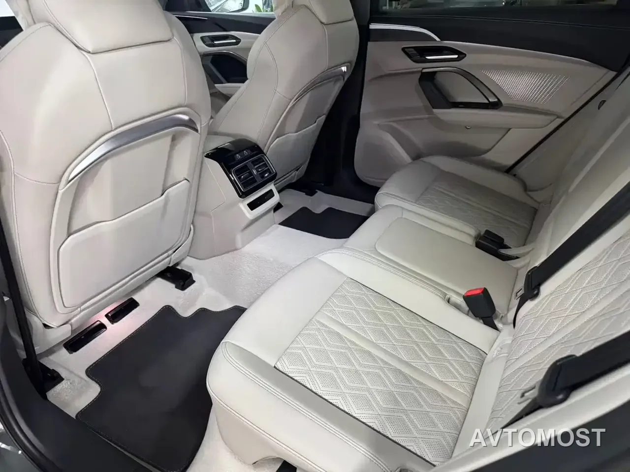 Audi Q5L 2026 Luxury Sport 150kW — фото 6