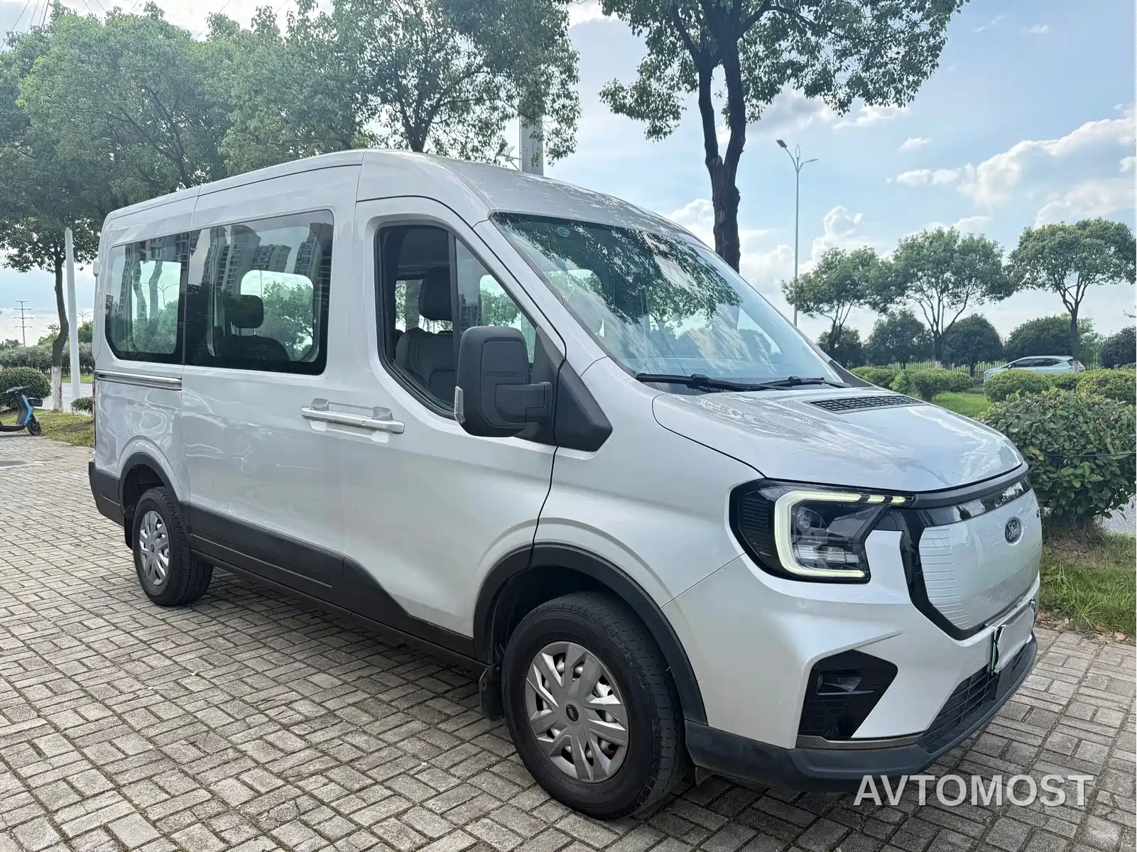 Ford E Transit 2024 Multi-Purpose Passenger Vehicle Medium Wheelbase Medium Roof 6-Seater 77.28kWh — фото 3