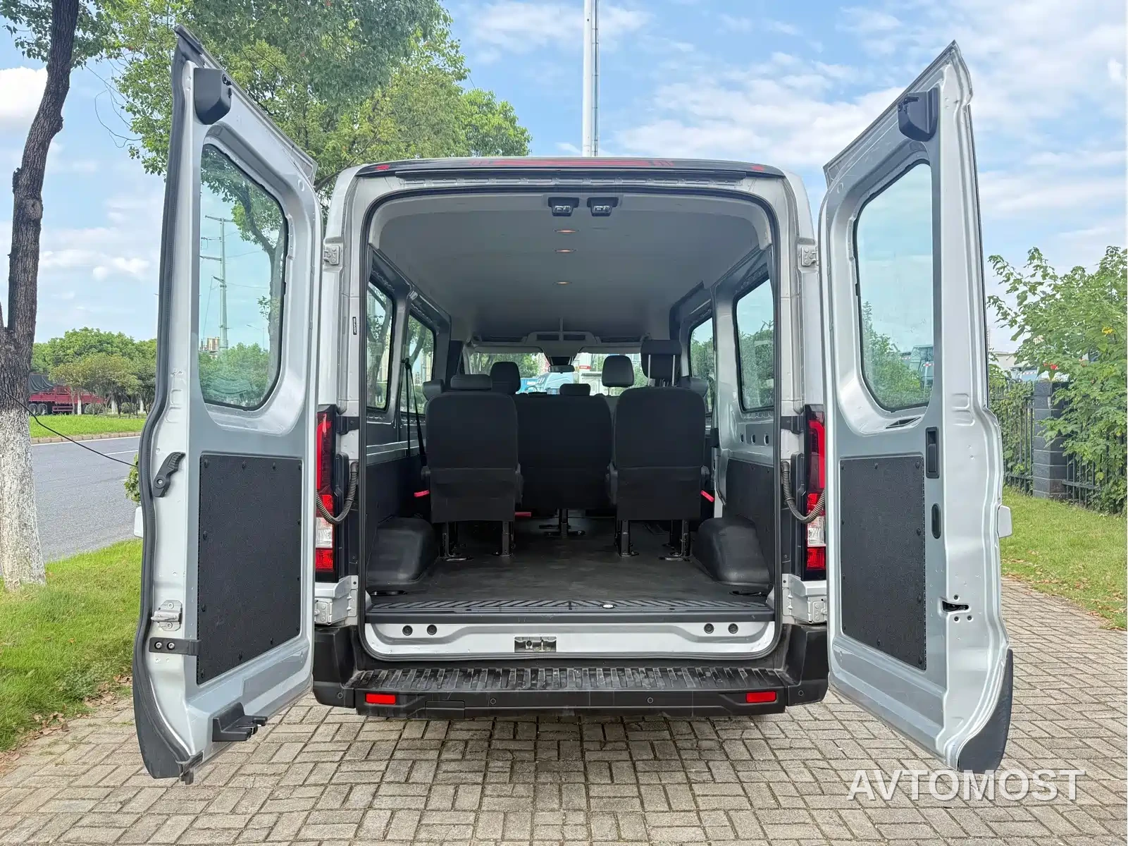 Ford E Transit 2024 Multi-Purpose Passenger Vehicle Medium Wheelbase Medium Roof 6-Seater 77.28kWh — фото 12