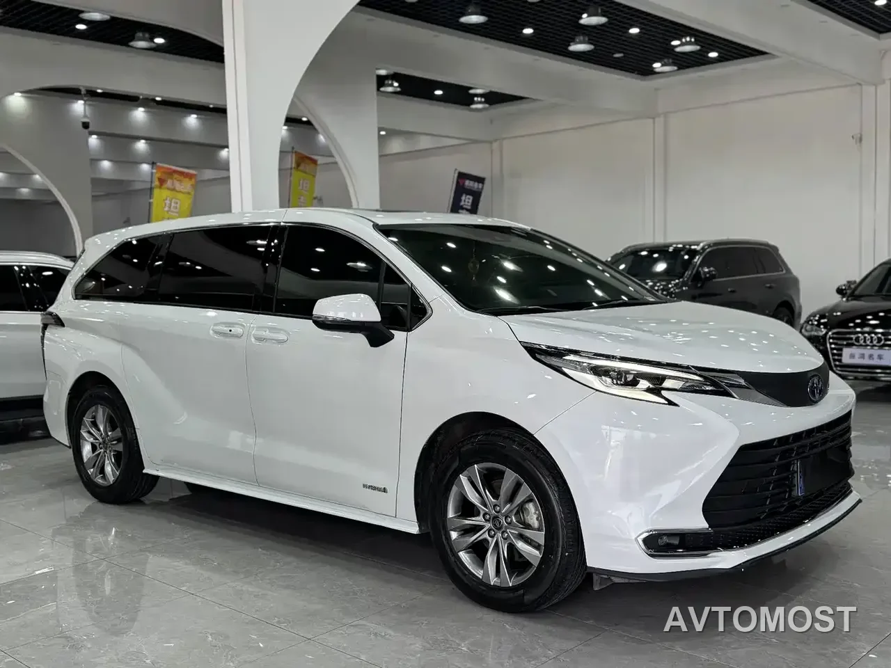 Toyota Sienna 2023 2.5L Hybrid Comfort Edition — фото 3