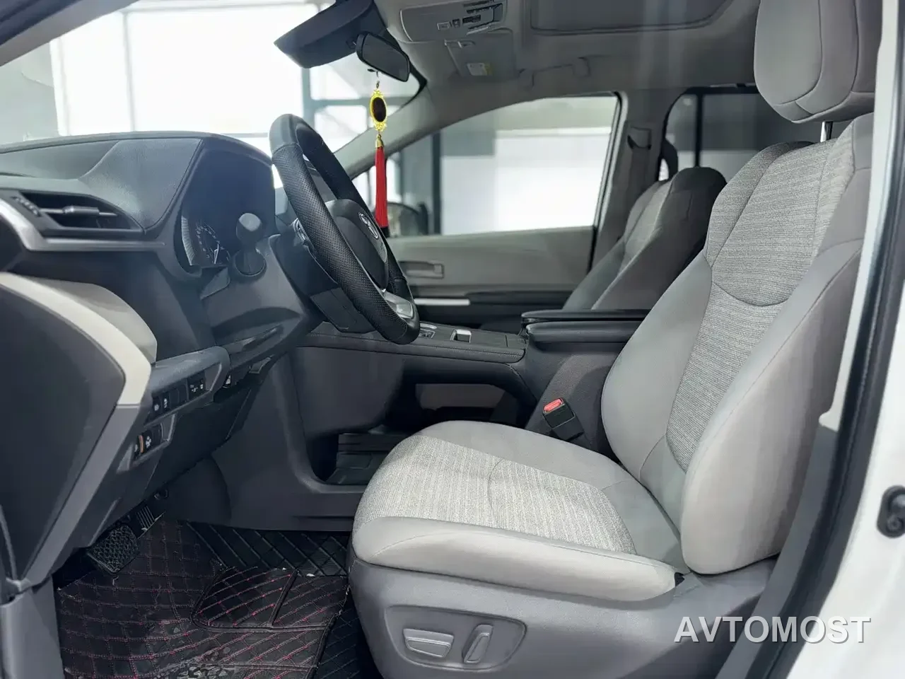 Toyota Sienna 2023 2.5L Hybrid Comfort Edition — фото 8