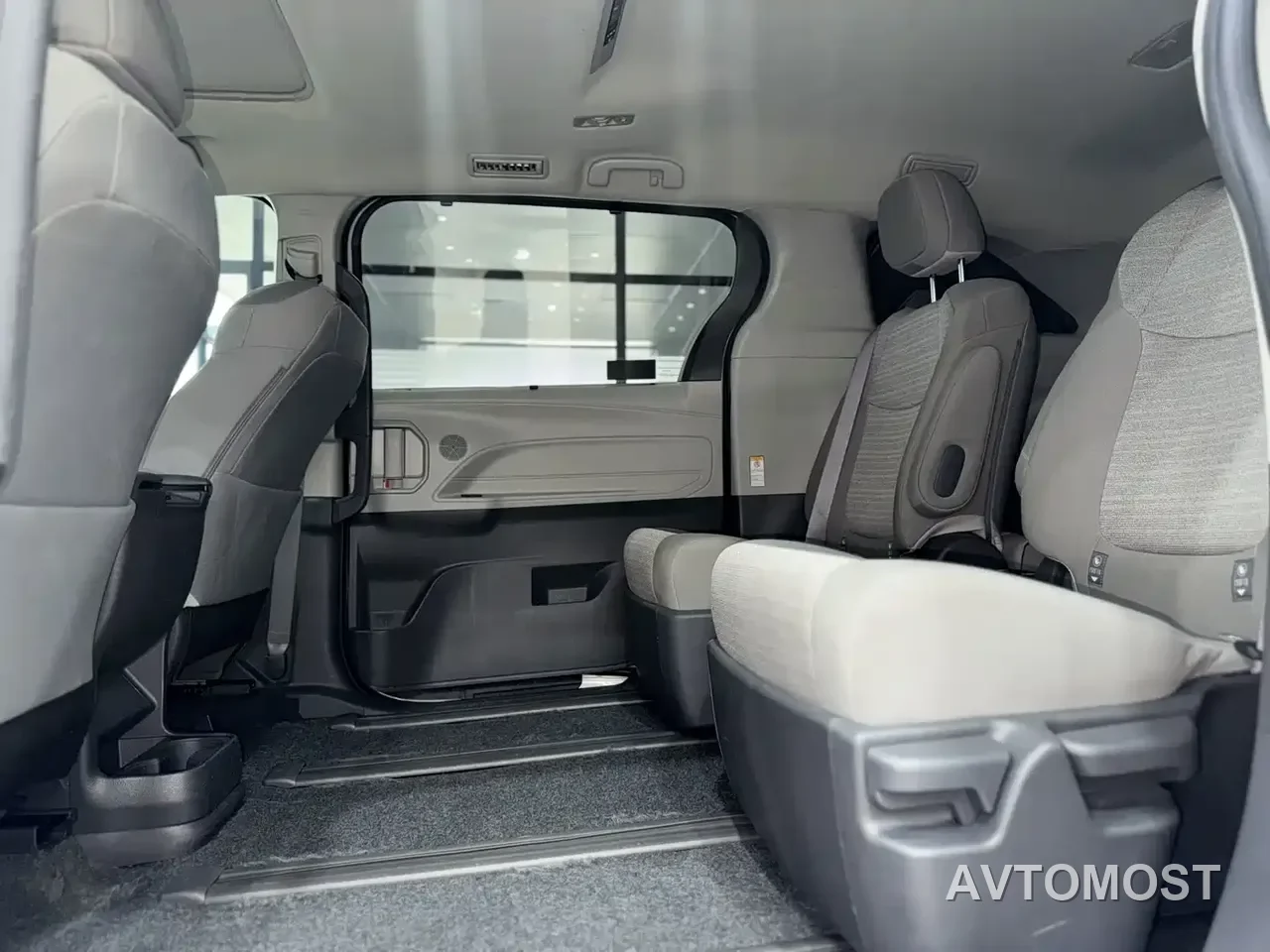 Toyota Sienna 2023 2.5L Hybrid Comfort Edition — фото 9