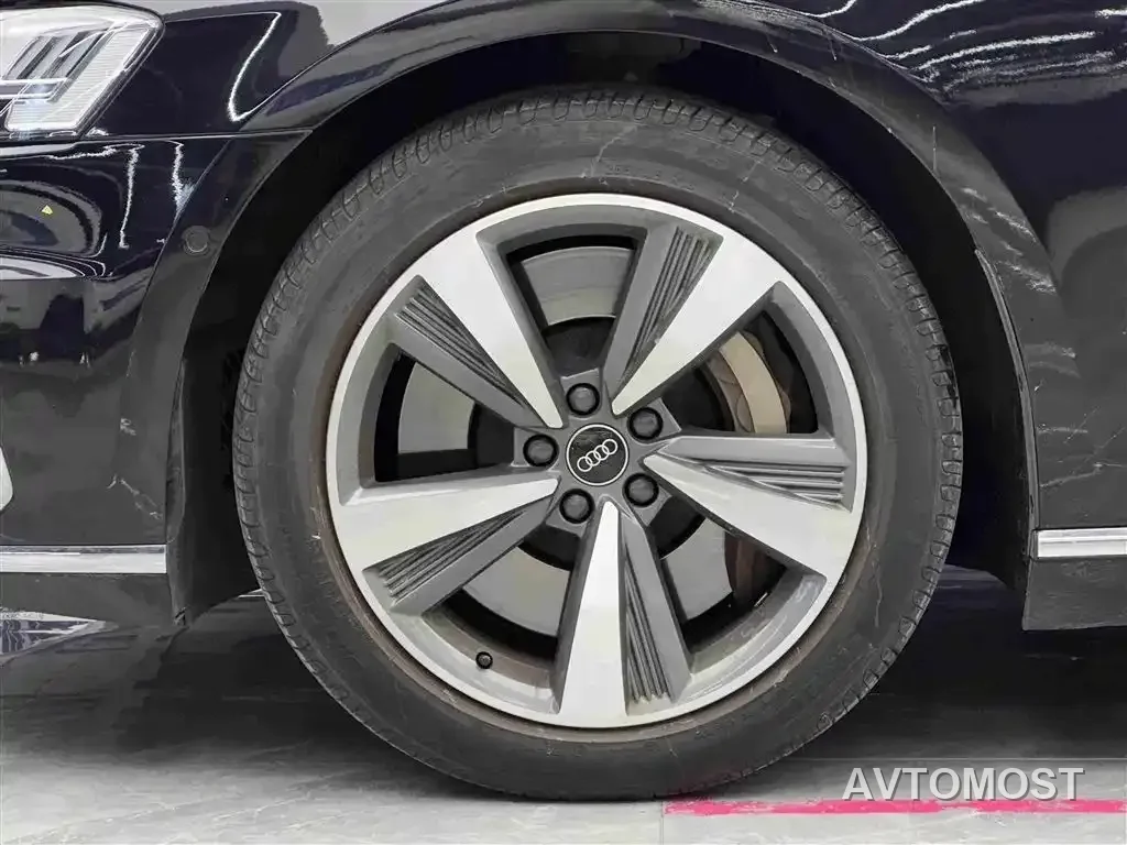 Audi A8 New Energy 2022 A8L 60 TFSIe quattro Collector's Edition — фото 3