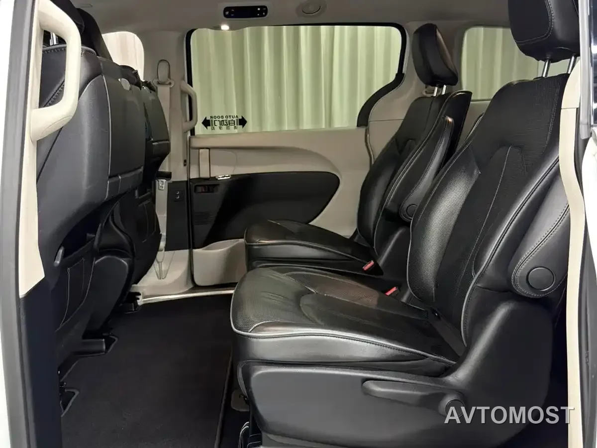 Chrysler Grand Caravan PHEV (Import) 2019 3.6L Plug-in Hybrid — фото 3