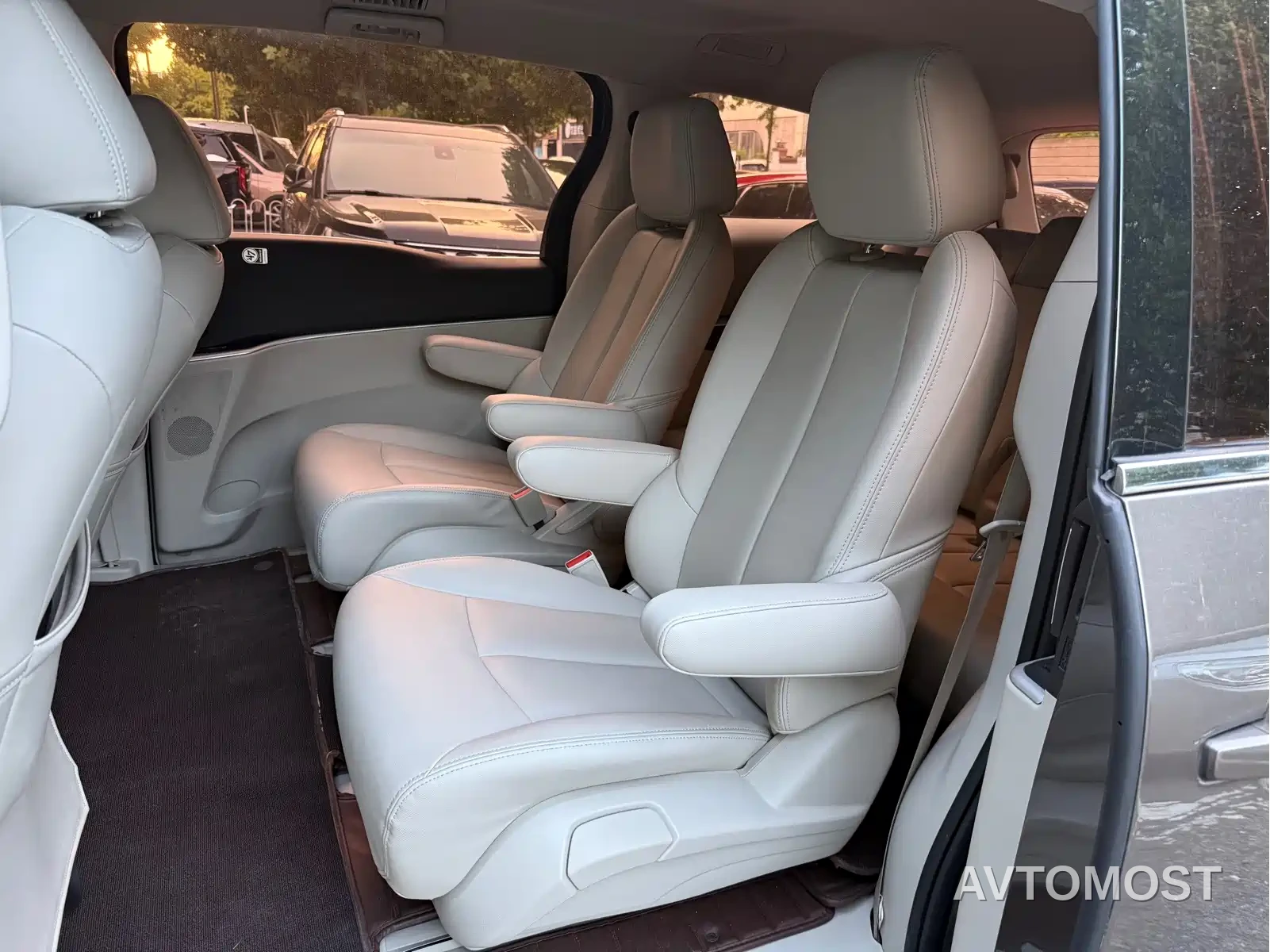 Buick GL8 2021 Land Business Class 652T Luxury — фото 12