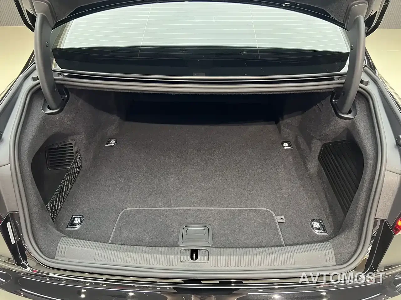 Audi A8 New Energy 2022 A8L 60 TFSIe quattro Collector's Edition — фото 6