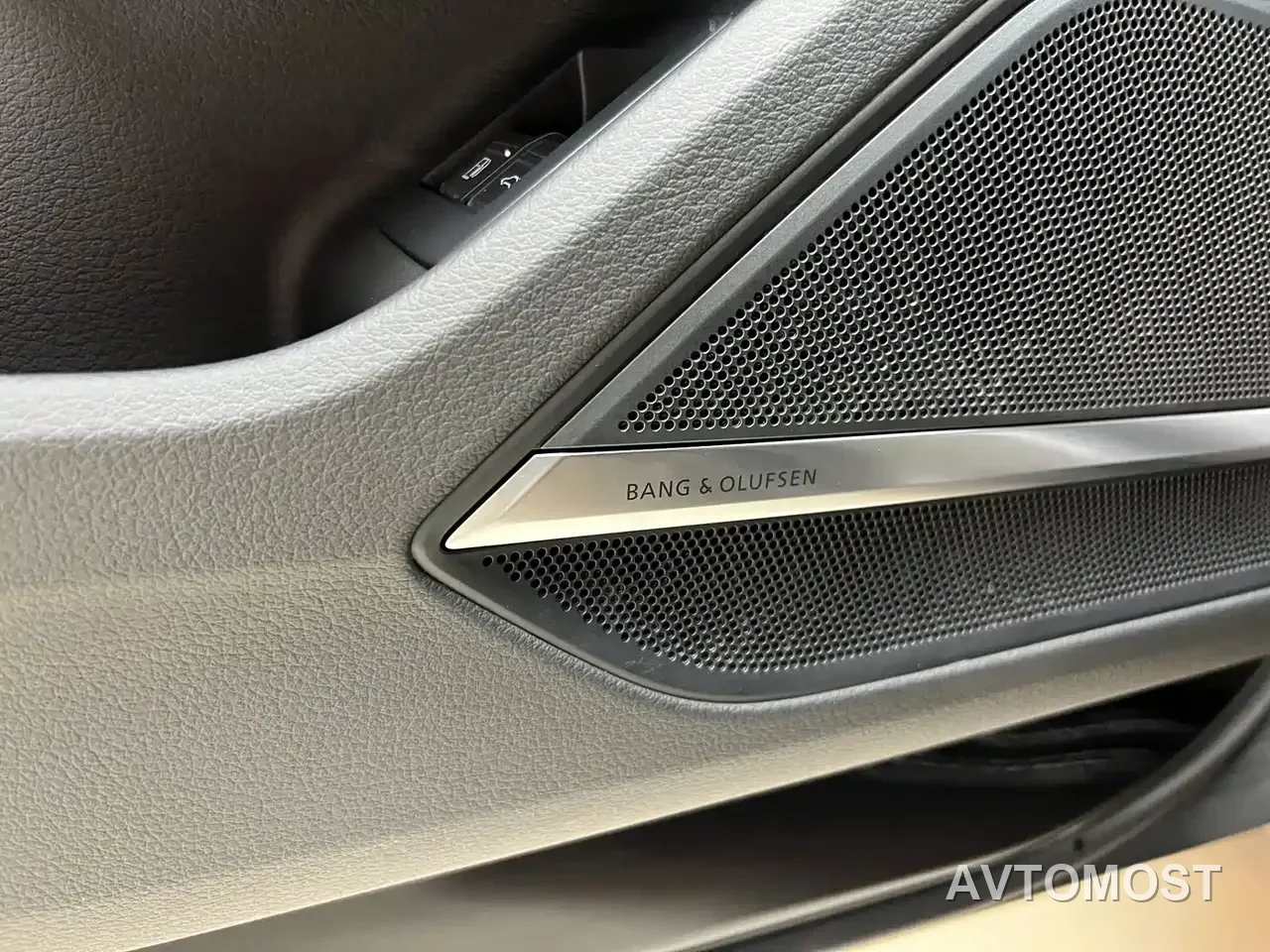 Audi A8 New Energy 2022 A8L 60 TFSIe quattro Collector's Edition — фото 10