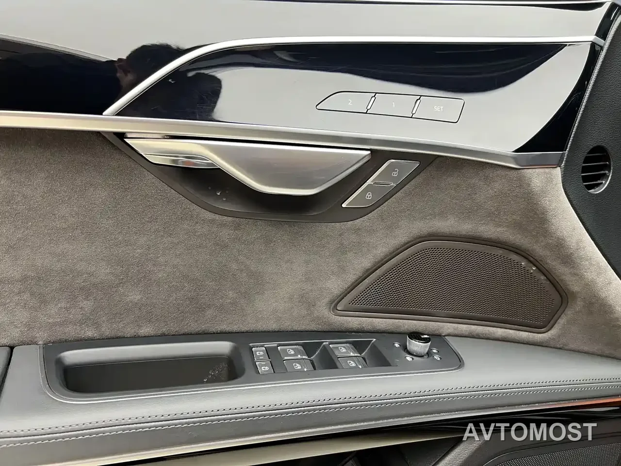Audi A8 New Energy 2022 A8L 60 TFSIe quattro Collector's Edition — фото 14