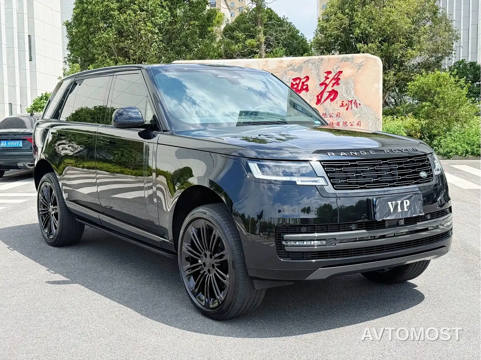 Land Rover Range Rover 2026 Model 3.0 L6 400PS SE Long Wheelbase Version — фото 3