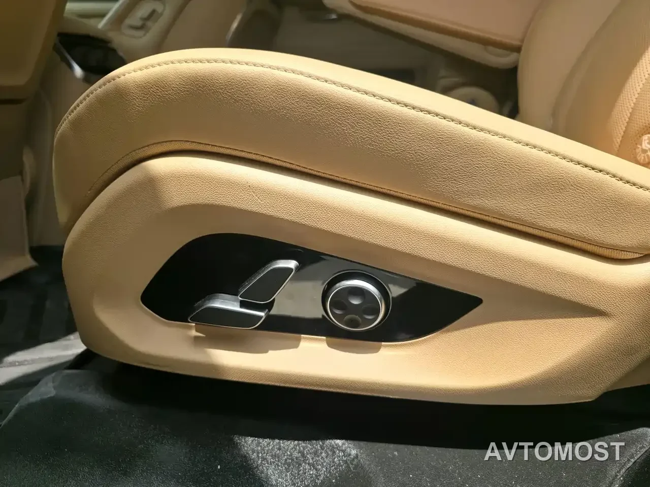 AITO M7 2022 1.5T RWD Comfort Edition — фото 8