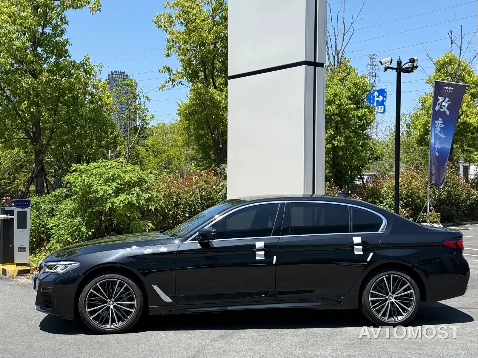 BMW 5 Series 2023 530Li Leading Luxury Package — фото 2