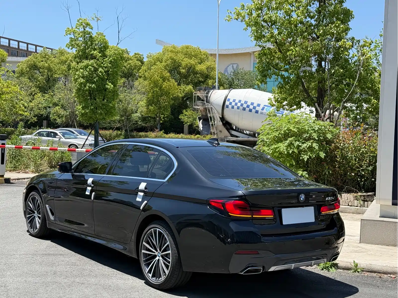 BMW 5 Series 2023 530Li Leading Luxury Package — фото 4