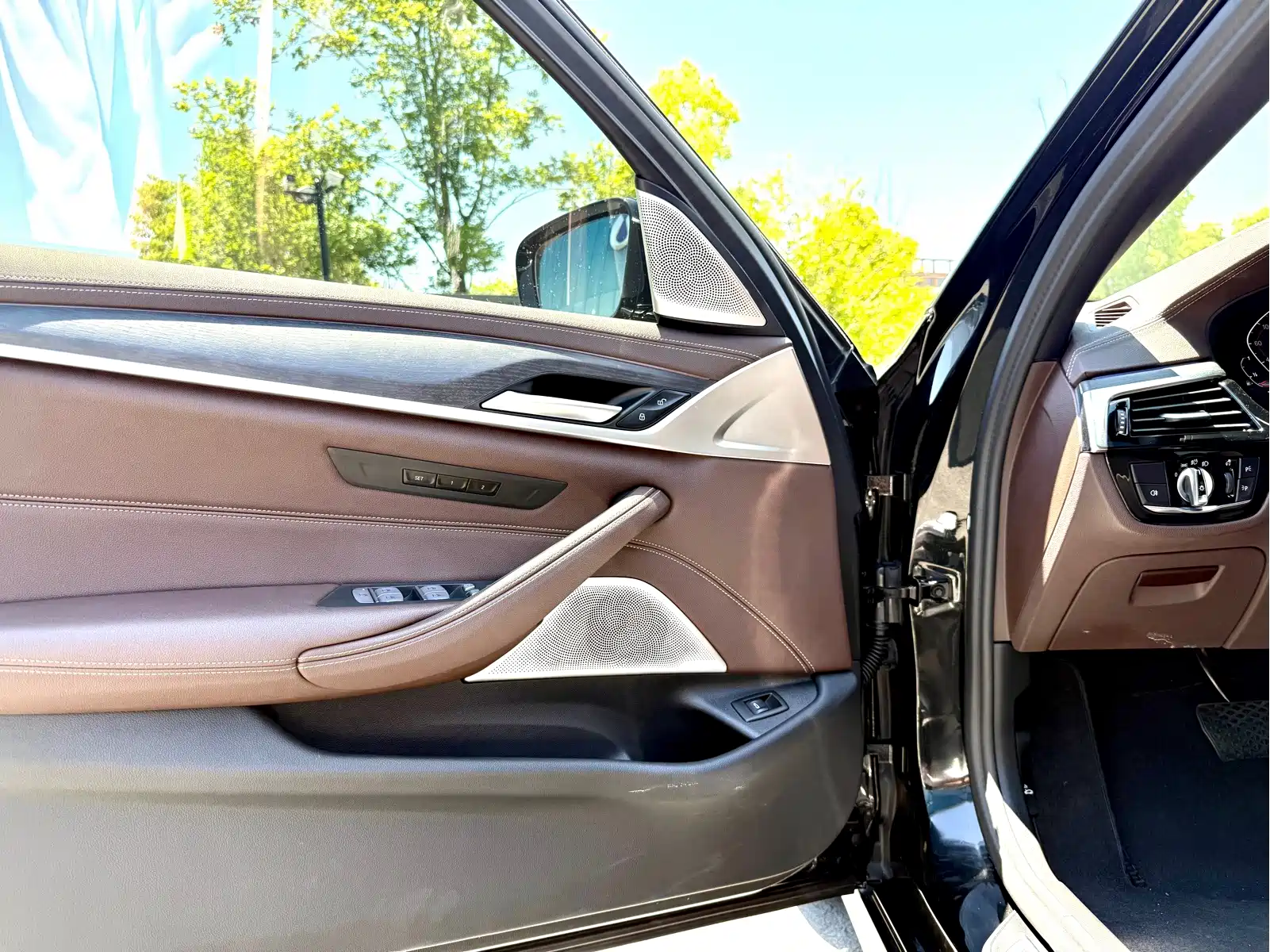 BMW 5 Series 2023 530Li Leading Luxury Package — фото 8