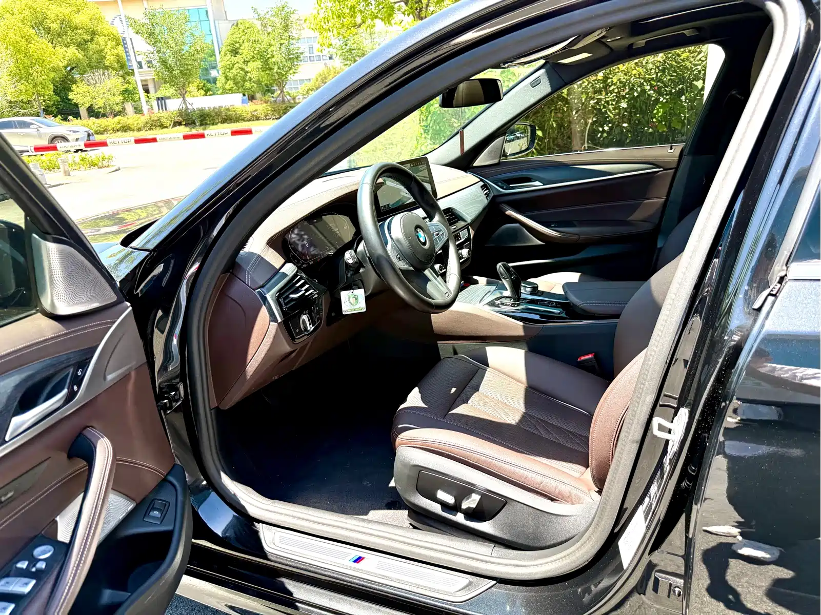 BMW 5 Series 2023 530Li Leading Luxury Package — фото 9