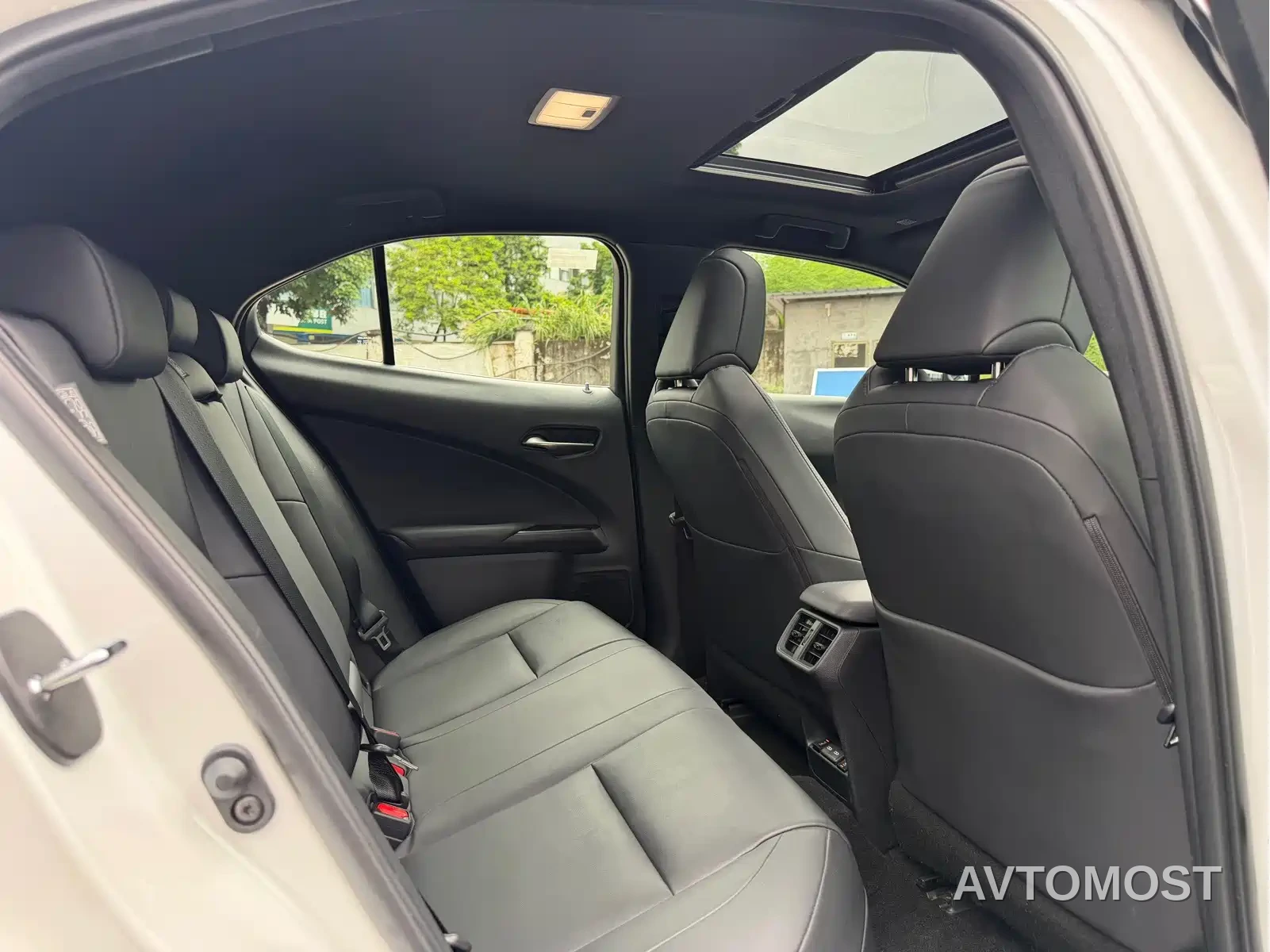 Lexus UX Electric 2020 300e Pure Yue Edition — фото 8