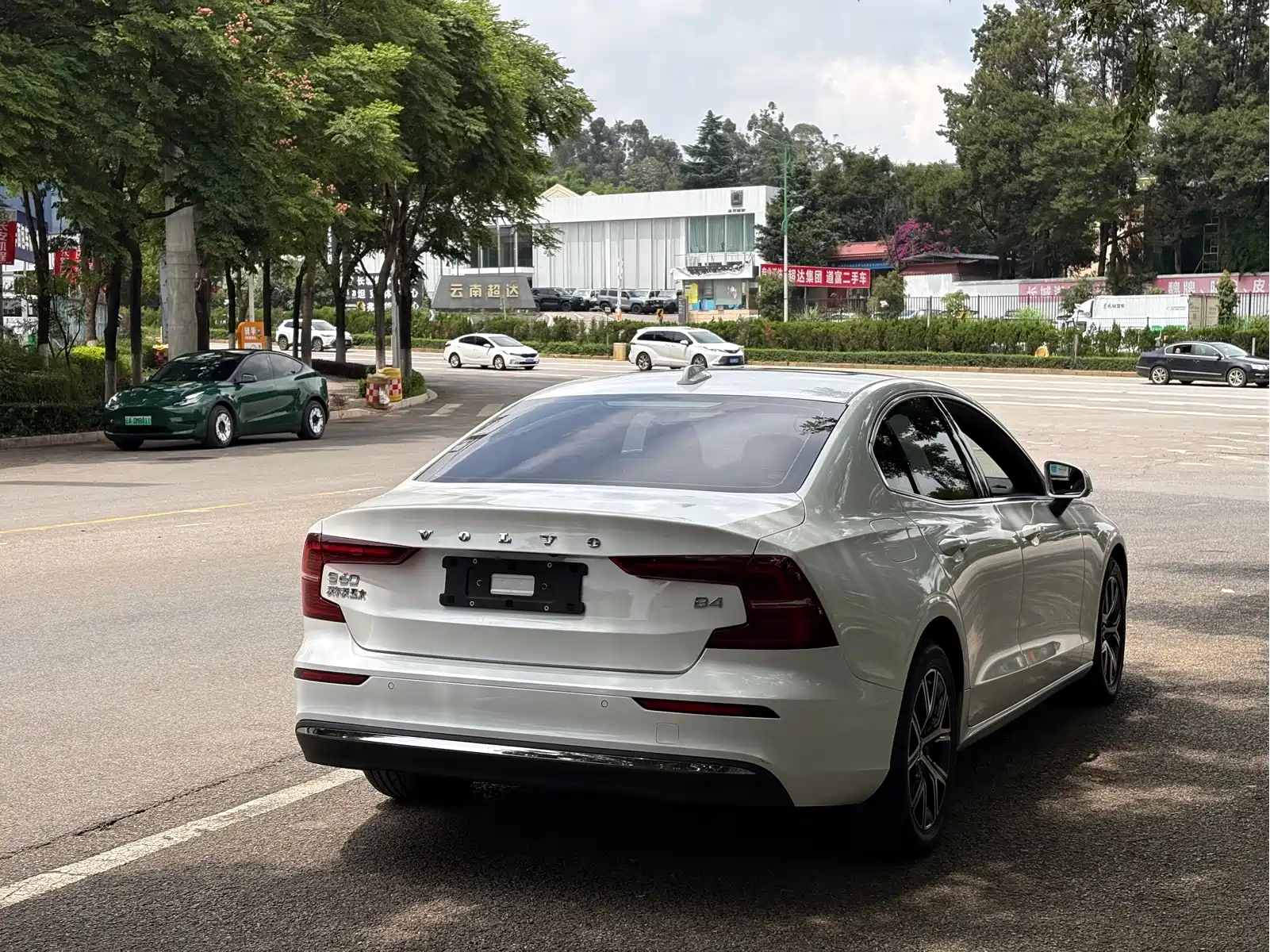 Volvo S60 2023 B5 Smart Elegance Sport Edition — фото 10