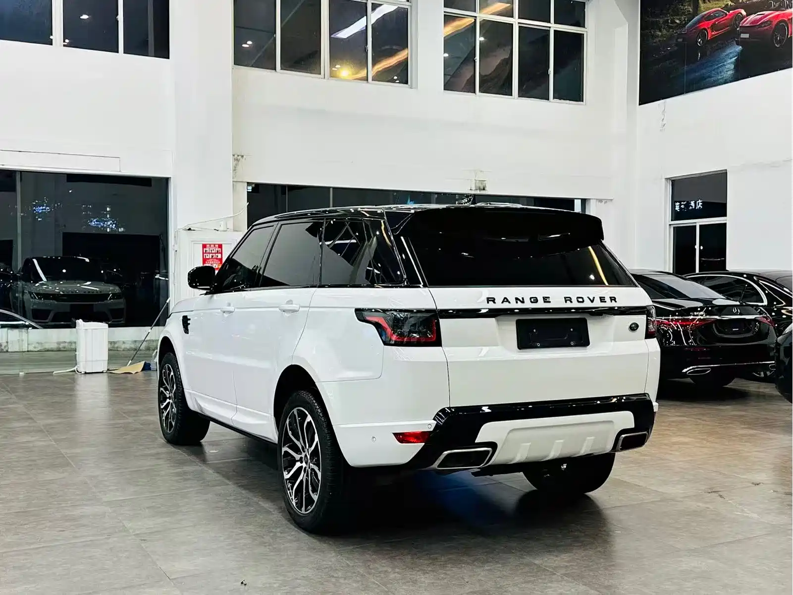 Land Rover Range Rover Sport 2022 3.0 L6 Gloss Black Edition — фото 4