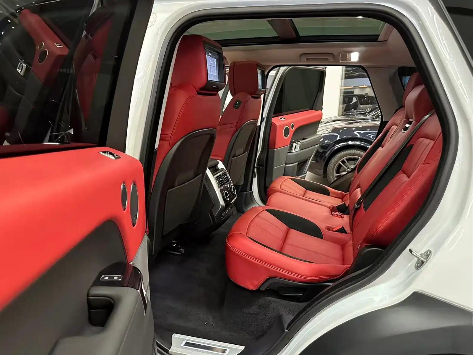 Land Rover Range Rover Sport 2022 3.0 L6 Gloss Black Edition — фото 6