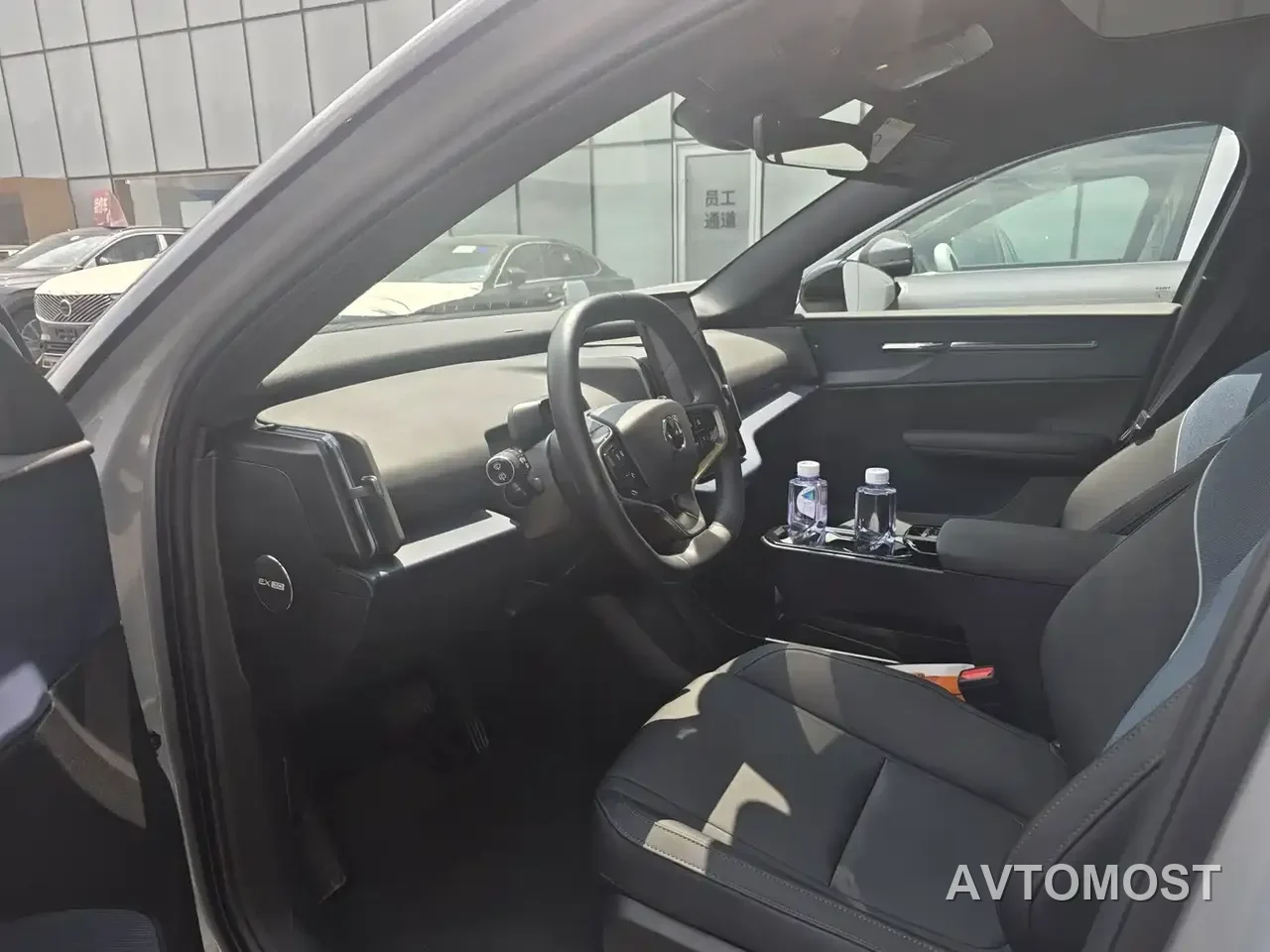 Volvo EX30 2025 RWD Long Range Ultra — фото 11