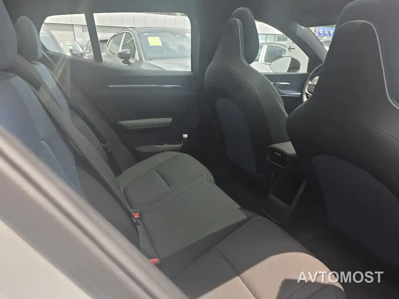 Volvo EX30 2025 RWD Long Range Ultra — фото 14