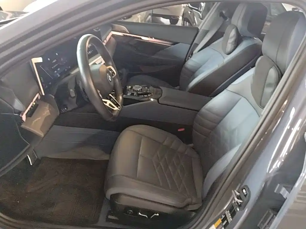 BMW i5 2024 eDrive 35L Premium Model M Sport Package — фото 15