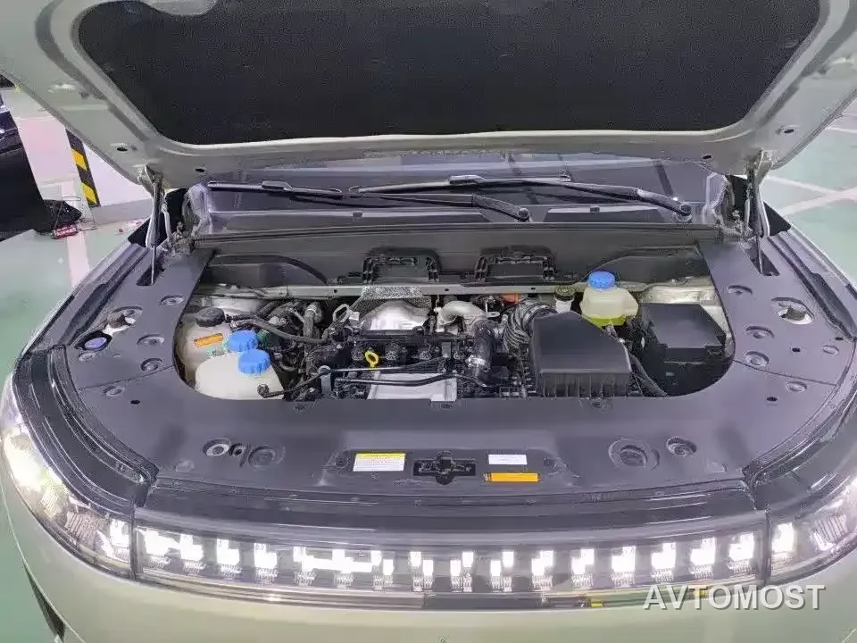 Dongfeng Yipai eπ008 2025 210Max Extended Range 5-Seater — фото 1