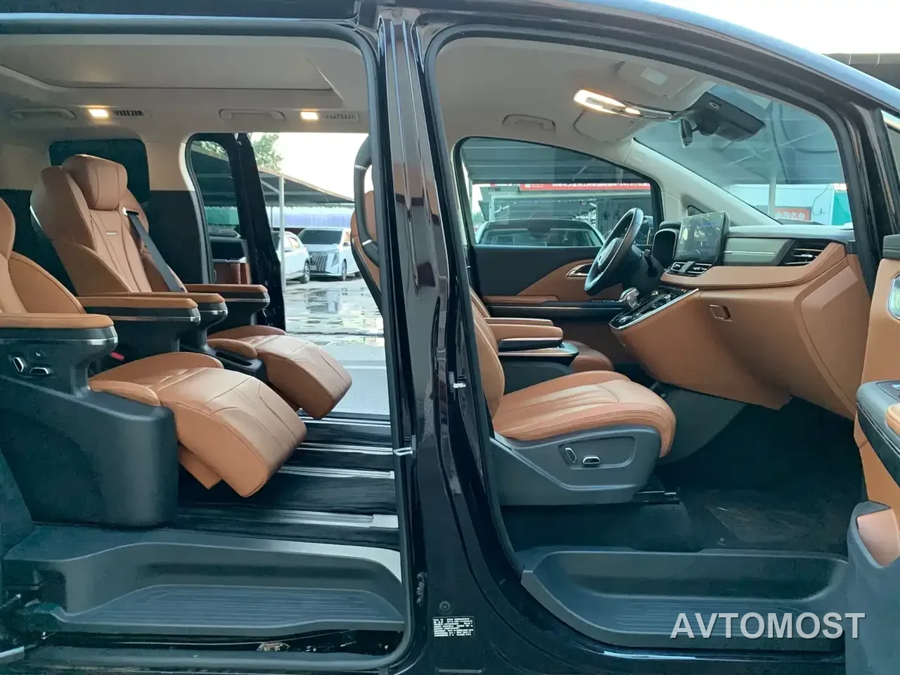 Hongqi HQ9 PHEV 2024 Model 2.0T AWD Business Edition — фото 1