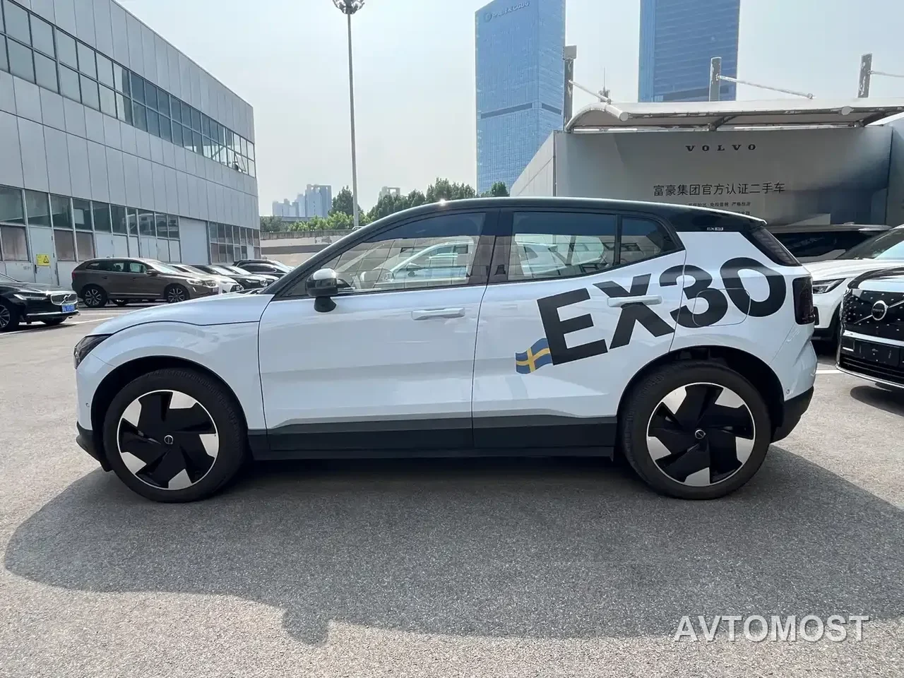 Volvo EX30 2025 RWD Long Range Ultra — фото 4