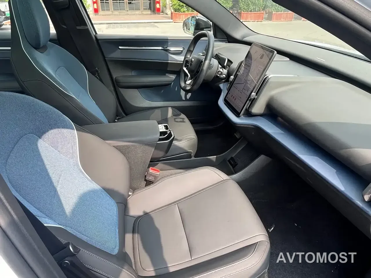 Volvo EX30 2025 RWD Long Range Ultra — фото 8