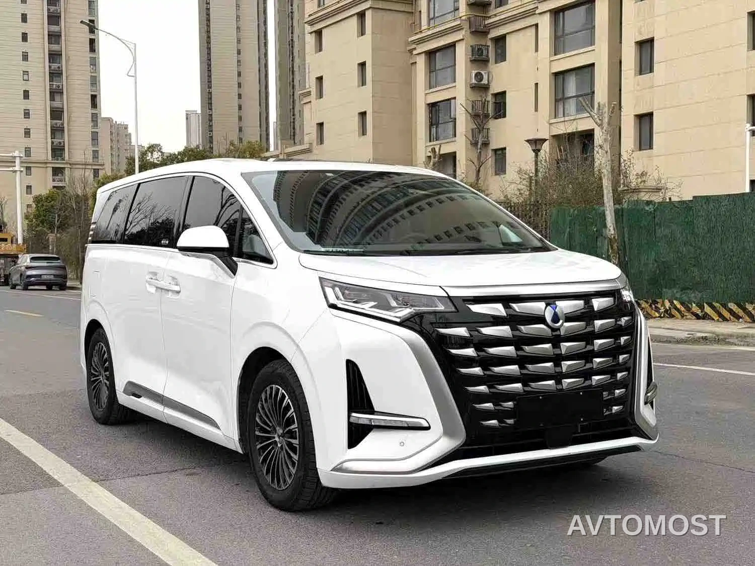 Denza D9 2022 DM-i 970 AWD Flagship — фото 1