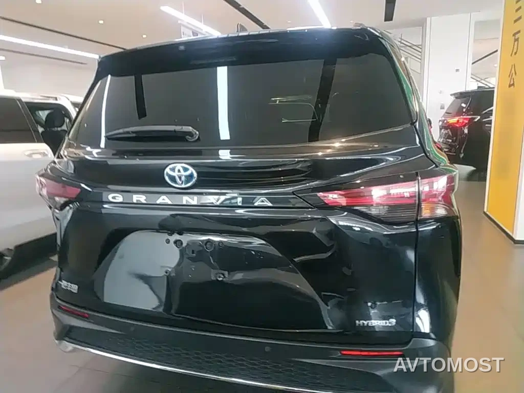 Toyota Granvia 2023 2.5L Hybrid Comfort Edition — фото 4