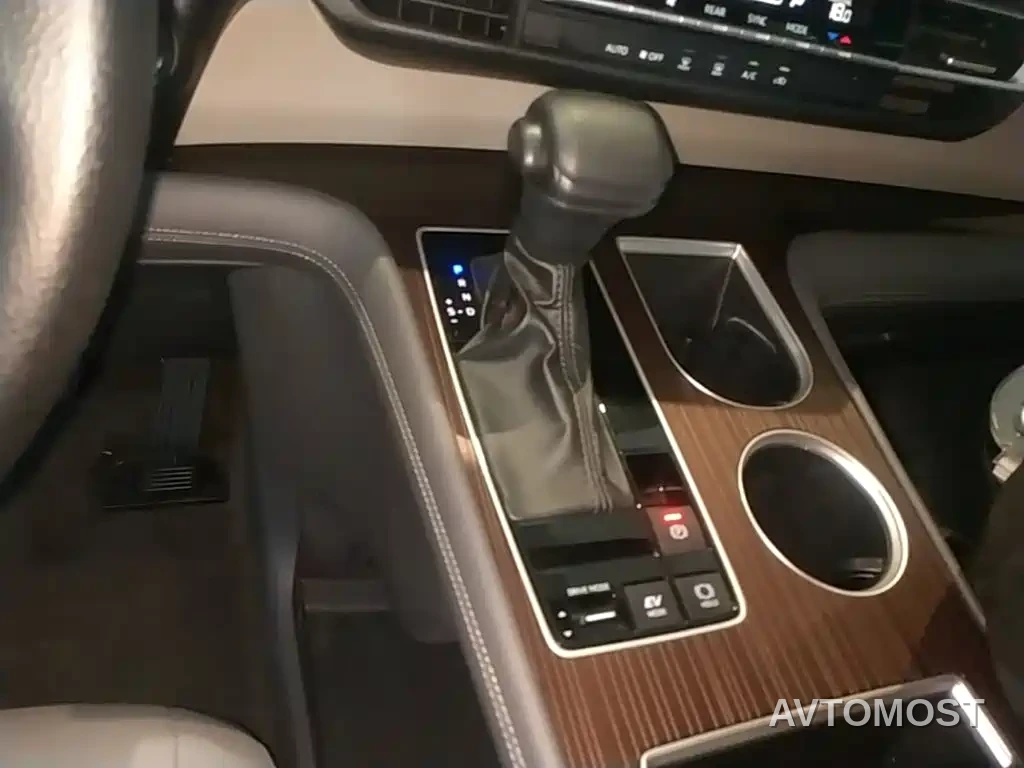 Toyota Granvia 2023 2.5L Hybrid Comfort Edition — фото 10