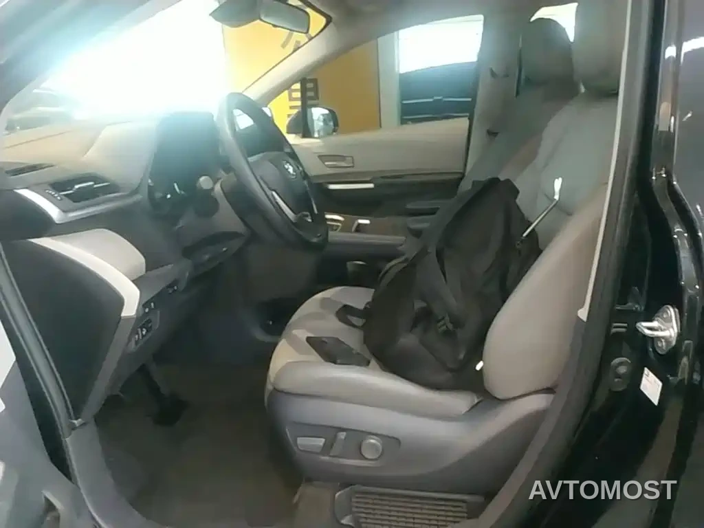 Toyota Granvia 2023 2.5L Hybrid Comfort Edition — фото 11
