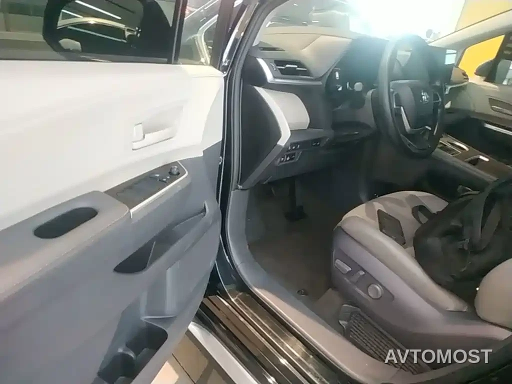 Toyota Granvia 2023 2.5L Hybrid Comfort Edition — фото 12