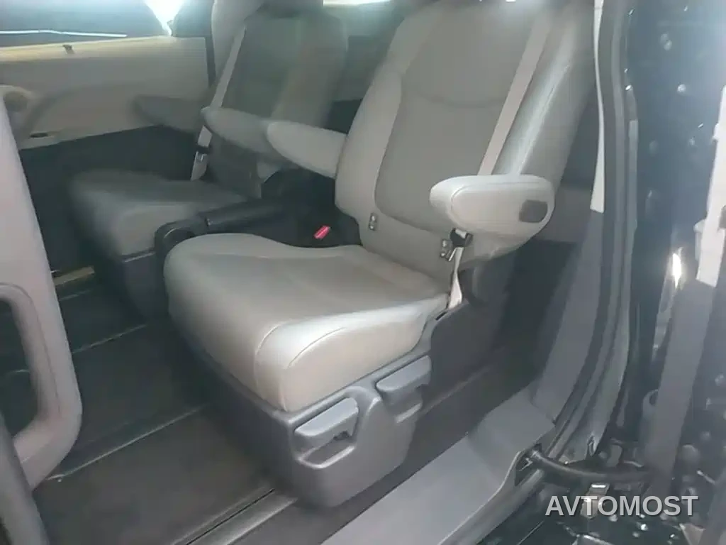Toyota Granvia 2023 2.5L Hybrid Comfort Edition — фото 13