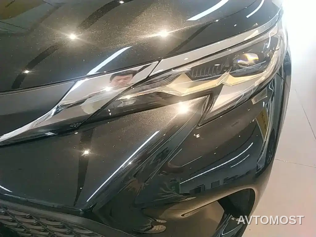 Toyota Granvia 2023 2.5L Hybrid Comfort Edition — фото 18