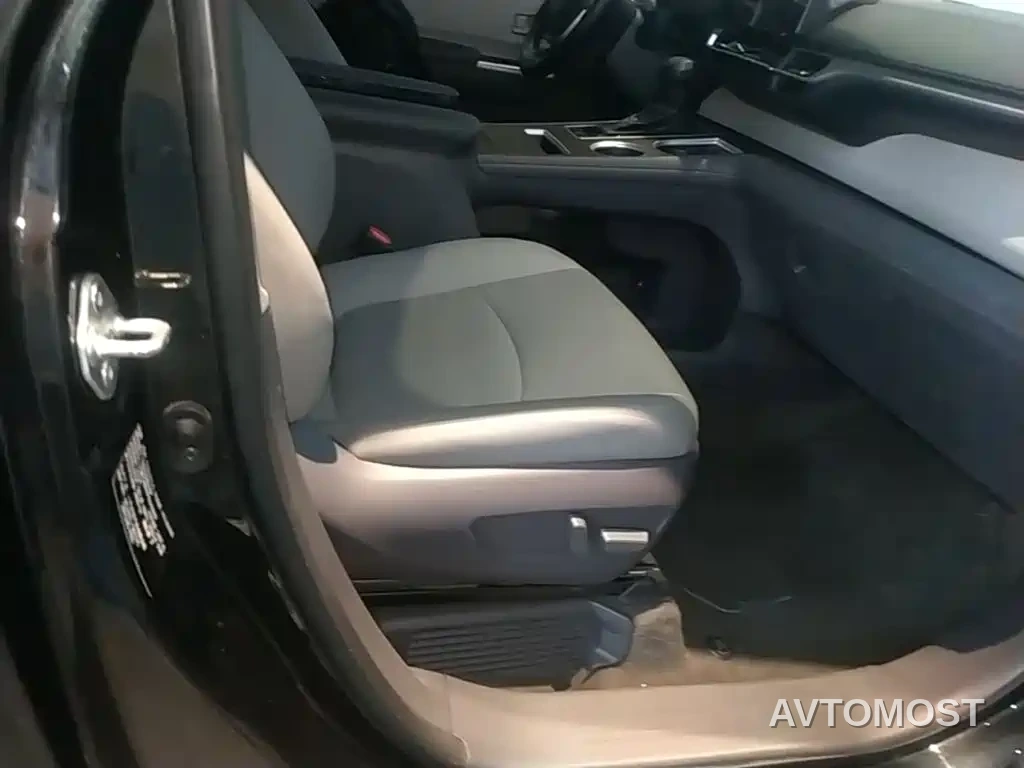 Toyota Granvia 2023 2.5L Hybrid Comfort Edition — фото 20